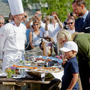 Kronprinsparet og Prins Sverre Magnus smaker på lokal mat i Geiaranger (Foto: Stian Lysberg Solum / NTB scanpix)